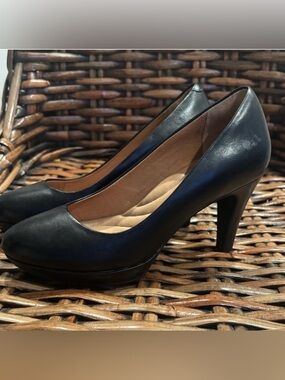 Clarks Indigo Women's Black Leather Round Toe  Pump Heels 6